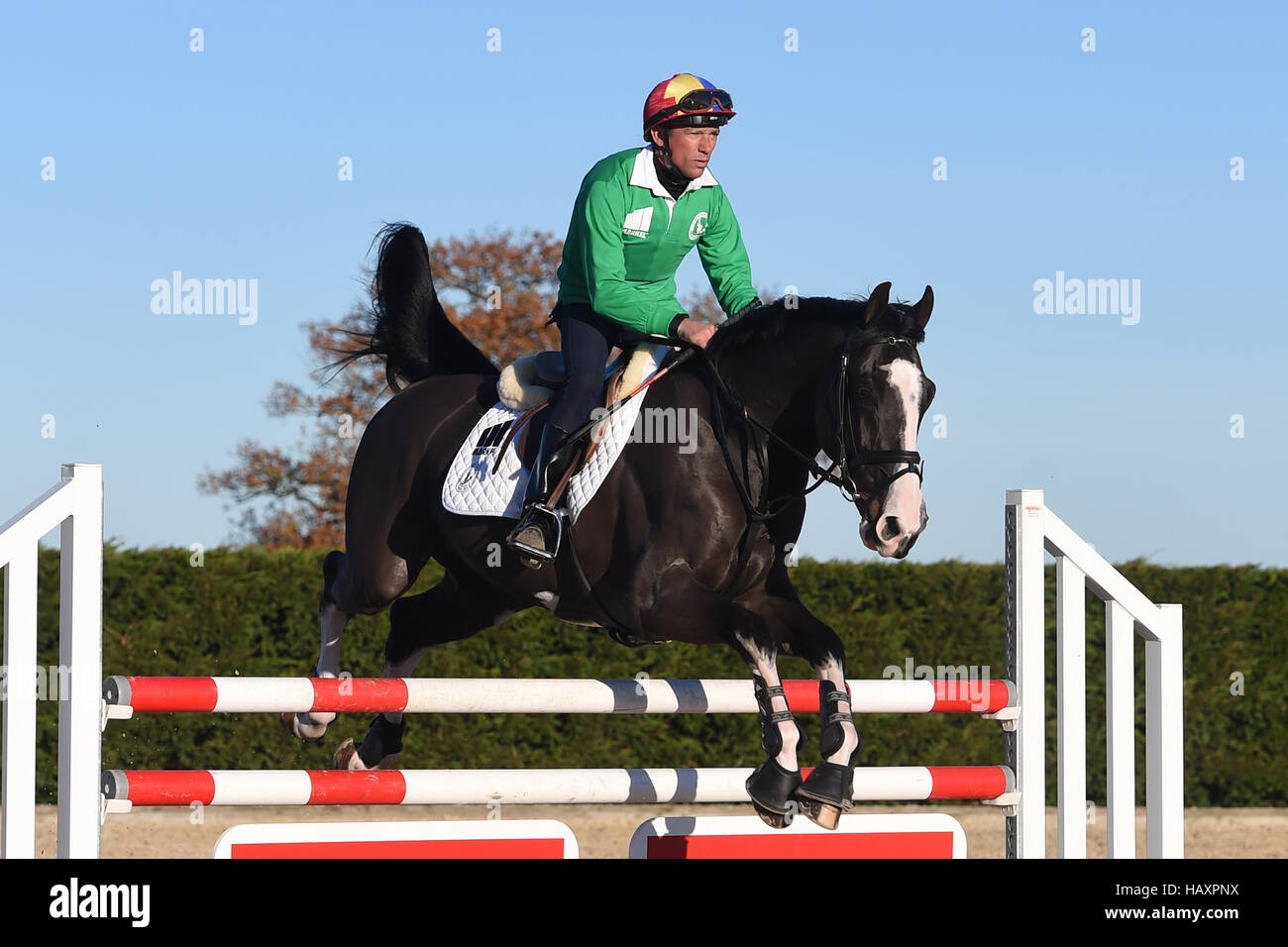 Frankie Dettori durante una lezione di showjumping con medaglia d'oro olimpica Nick Skelton al suo Ardencote Farm Stables nel Warwickshire. Stampa foto di associazione. Data di rilascio: Sabato 3 dicembre, 2016. Dettori e Victoria Pendleton gareggerà nella Markel Champions Challenge in aiuto dei feriti Fantini Fondo a Olympia nel mese di dicembre. Foto di credito dovrebbe leggere: Joe Giddens/PA FILO Foto Stock