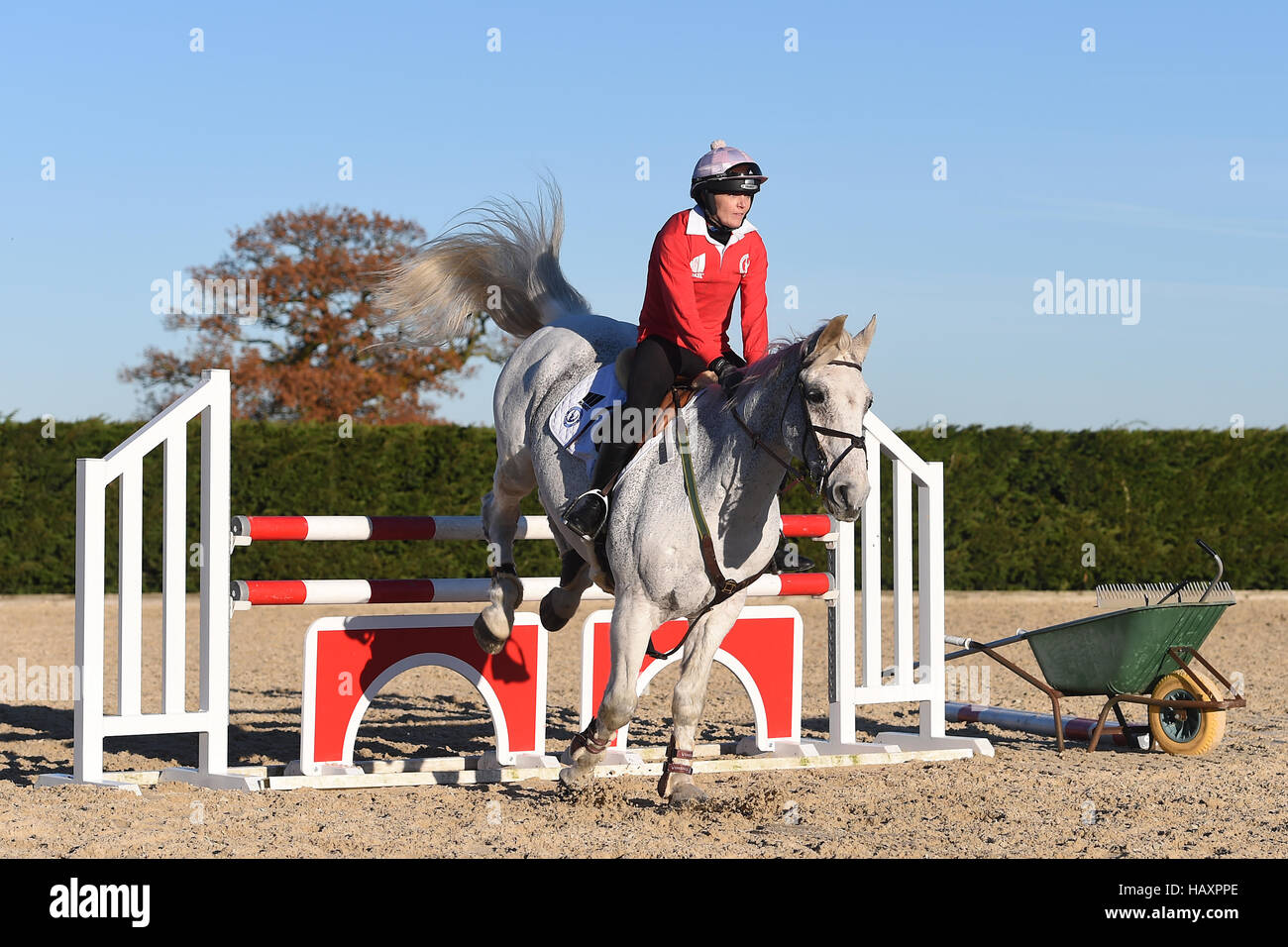 Victoria Pendleton durante una lezione di showjumping con il medaglia d'oro olimpico Nick Skelton alla sua fattoria di Ardencote nel Warwickshire. PREMERE ASSOCIAZIONE foto. Data di emissione: Sabato 3 dicembre 2016. Frankie Dettori e Victoria Pendleton gareggeranno nella Markel Champions Challenge in aiuto del Fondo per le jockey ferite all'Olympia di Londra nel mese di dicembre il credito fotografico dovrebbe leggere: Joe Giddens/PA Wire Foto Stock