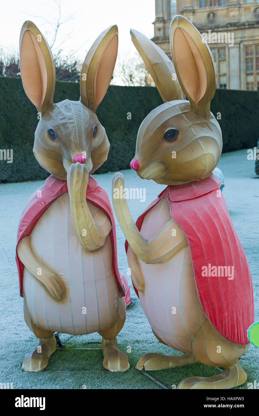 Festa di Natale della luce a Longleat per celebrare il Safari Park il cinquantesimo anniversario con il tema di Beatrix Potter. Bunny conigli in giardino Foto Stock