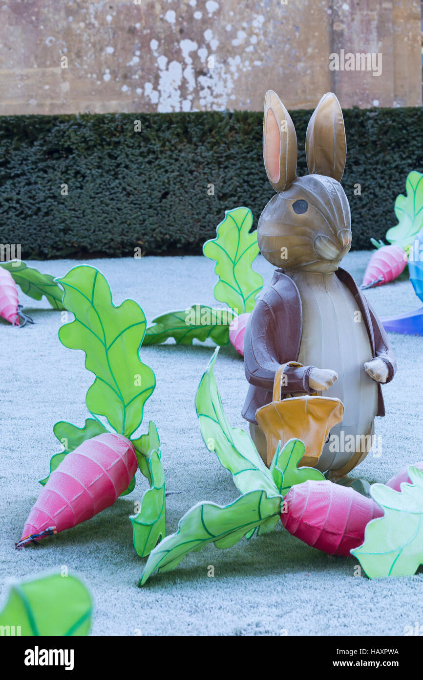 Festa di Natale della luce a Longleat per celebrare il Safari Park il cinquantesimo anniversario con il tema di Beatrix Potter. Peter Coniglio in giardino Foto Stock