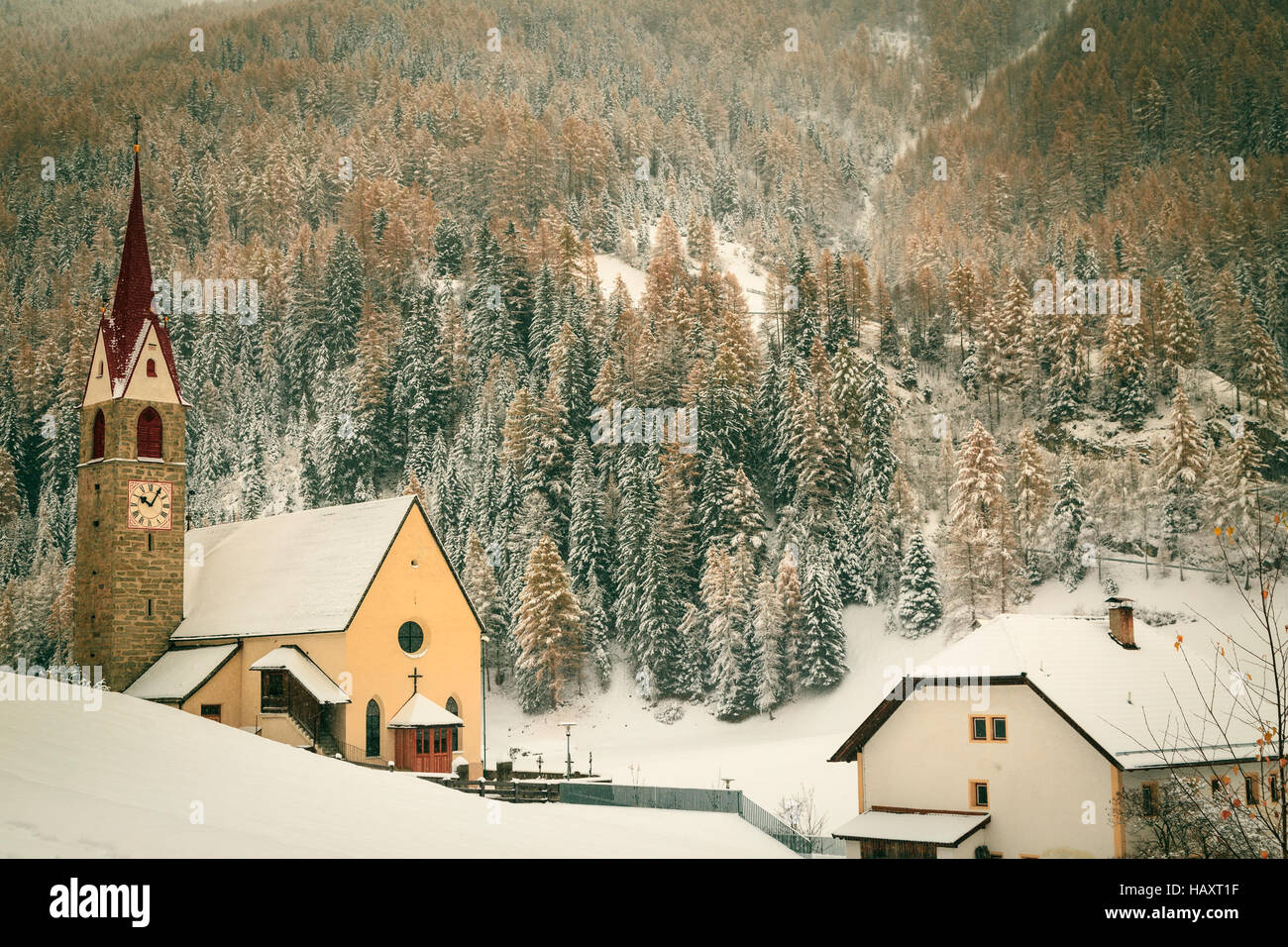 Di neve sul villaggio alpino nella valle Foto Stock