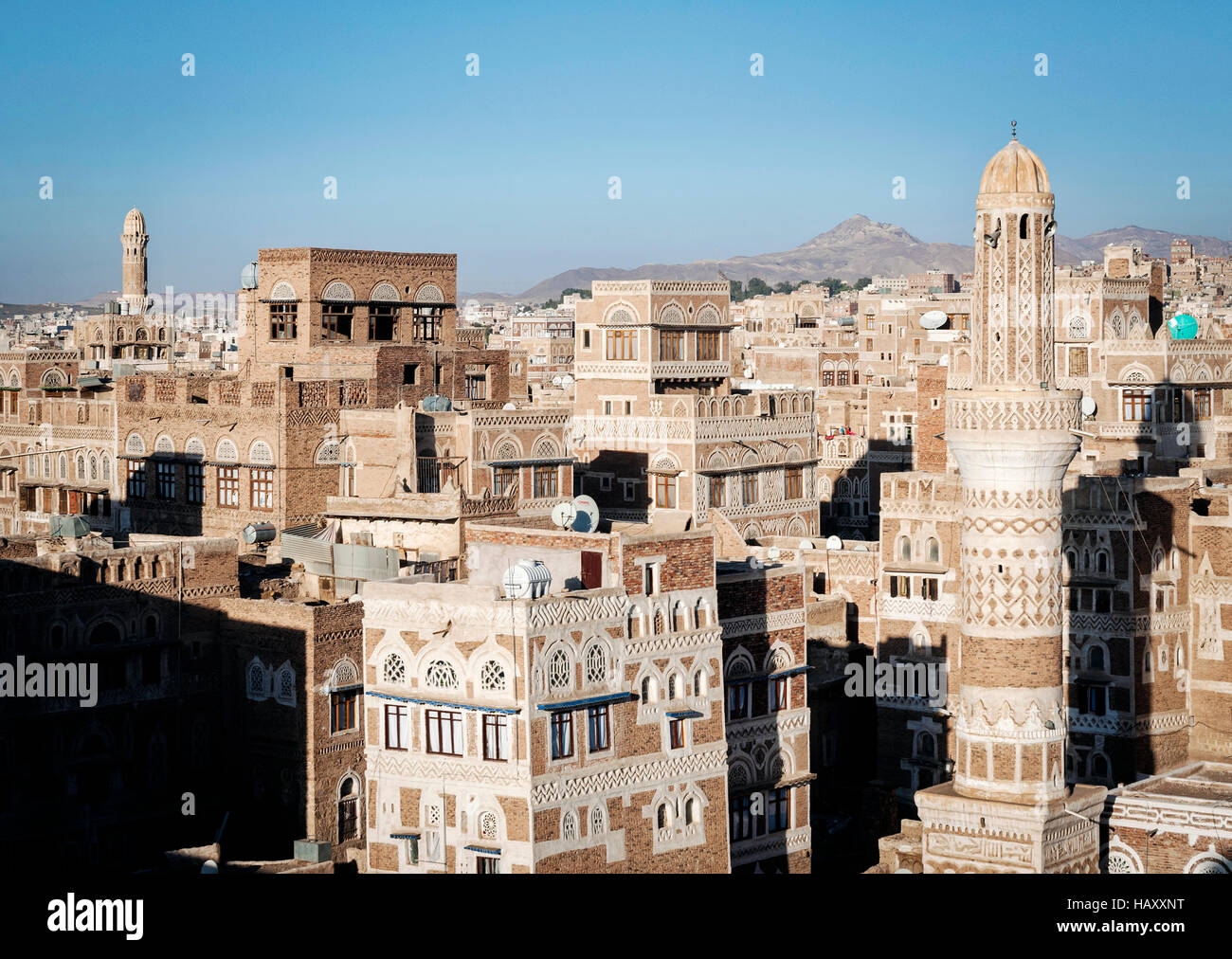 Vista del centro di sanaa città vecchia skyline edifici tradizionali in Yemen Foto Stock