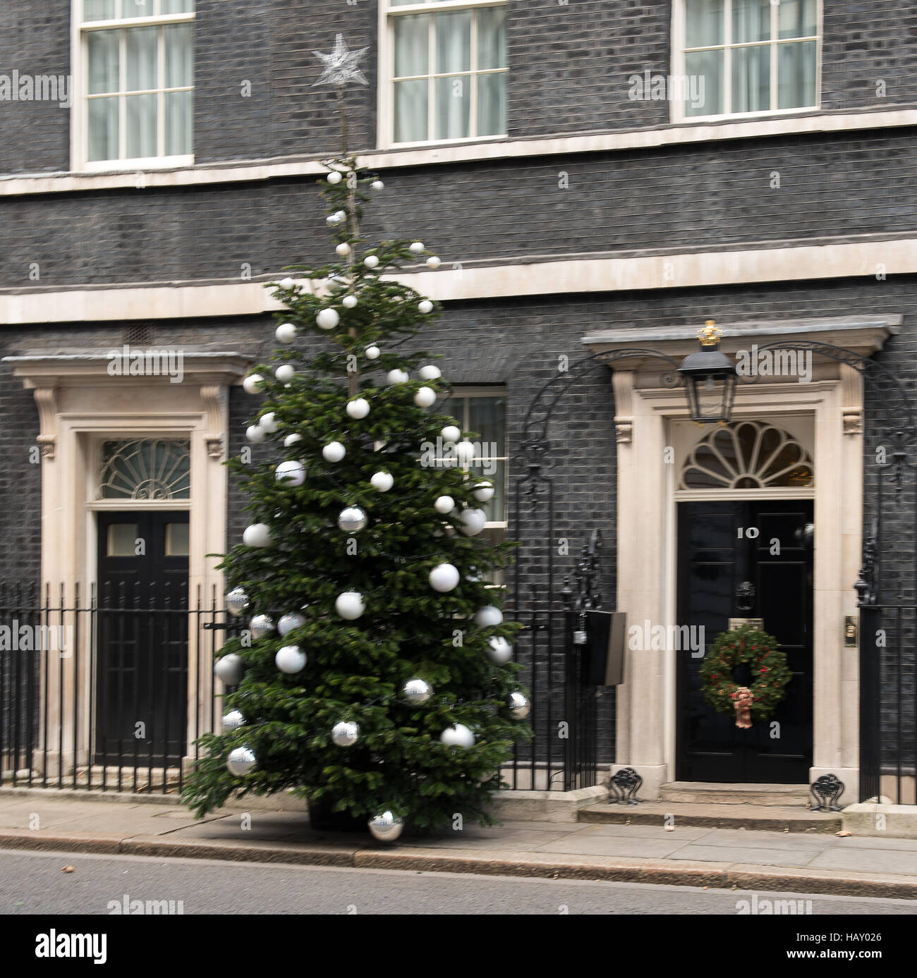 10 Downing Street albero di Natale e la decorazione della porta. Foto Stock