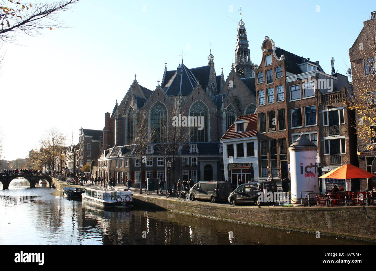 Medieval Oude Kerk (vecchia chiesa, 1306), Amsterdam, Paesi Bassi. Più antica chiesa rimanenti, a OZ Voorburgwal canal. Foto Stock