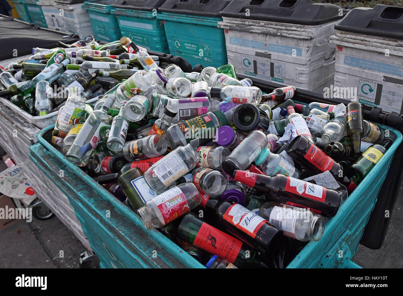 Vista generale di una bottiglia bank traboccante in corrispondenza di una zona di riciclo a Brentford, Londra. Foto Stock