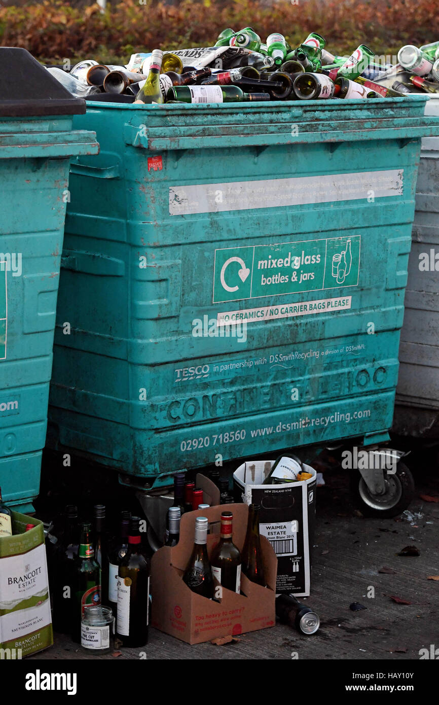 Vista generale di una bottiglia bank traboccante in corrispondenza di una zona di riciclo a Brentford, Londra. Foto Stock