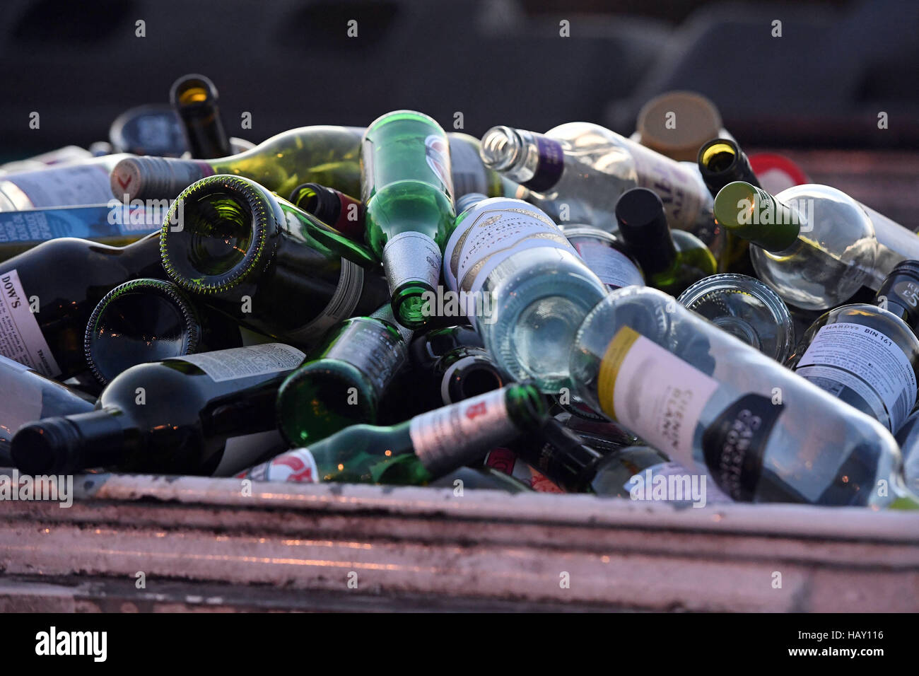 Vista generale di una banca di bottiglie che trabocca in un'area di riciclaggio a Brentford, Londra. Foto Stock