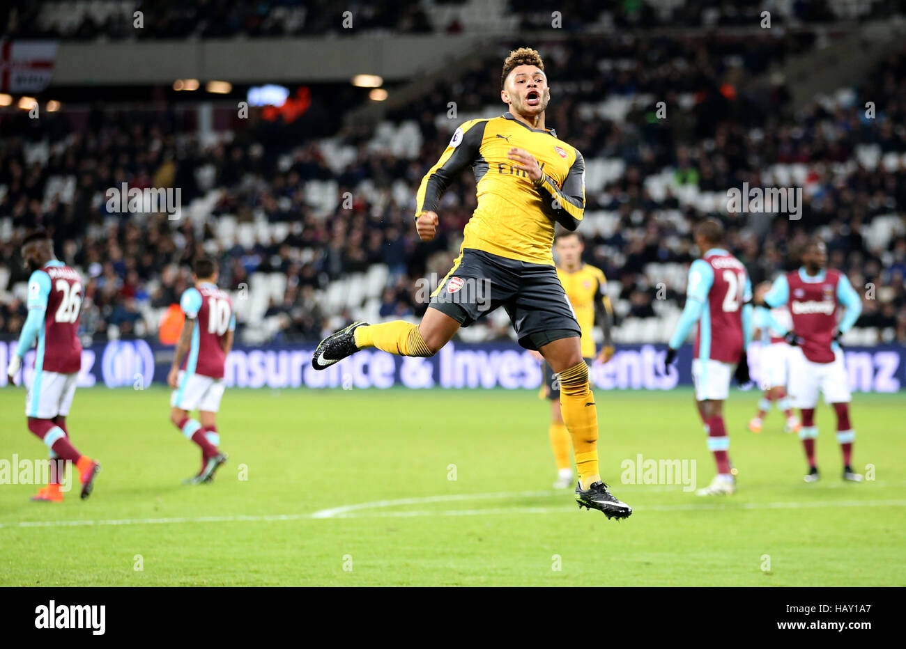 Arsenal Alex Oxlade-Chamberlain punteggio celebra il suo lato del quarto obiettivo di gioco durante il match di Premier League al London Stadium. Foto Stock