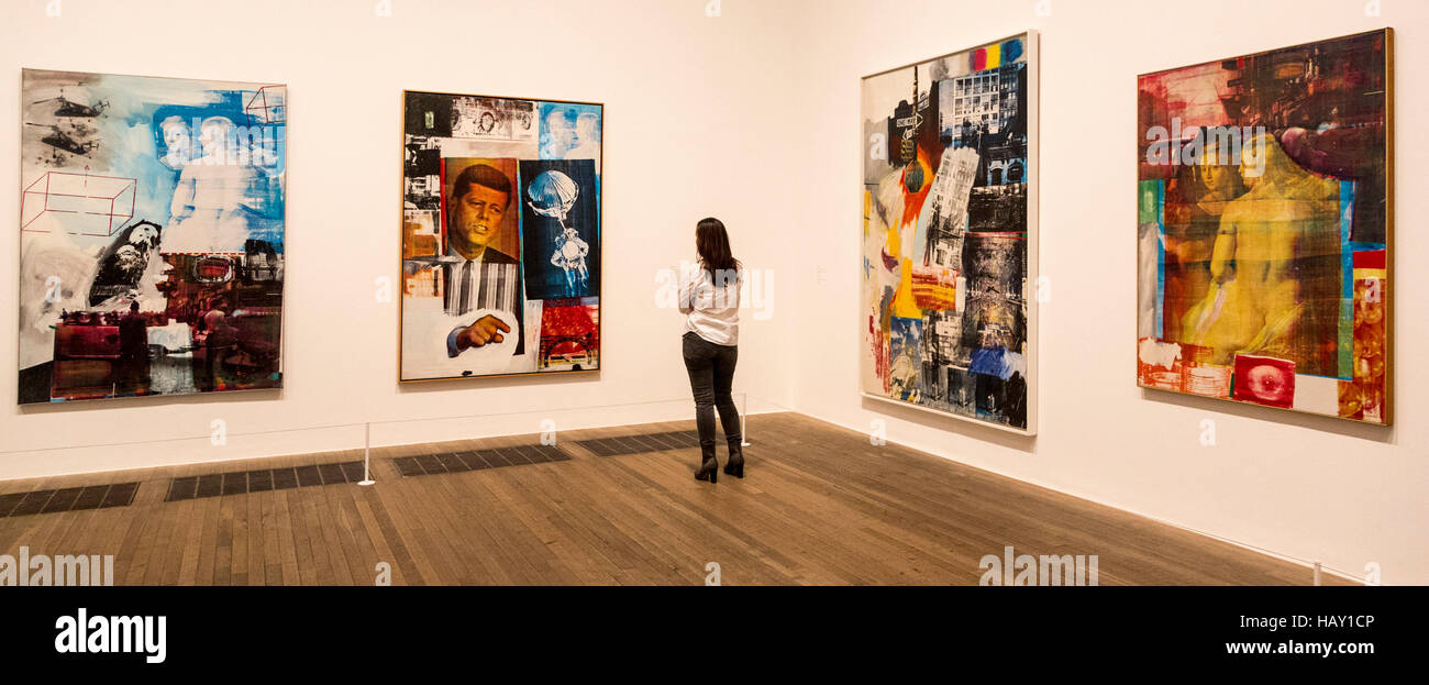 Tate Modern la grande mostra dei lavori di Robert Rauschenberg (1925-2008), organizzata in collaborazione con il Museo di Arte Moderna di New York, è la prima retrospettiva postuma e la più completa del lavoro dell'artista per vent'anni. La mostra si svolge dal 1 dicembre 2016 al 2 aprile 2017. Foto Stock