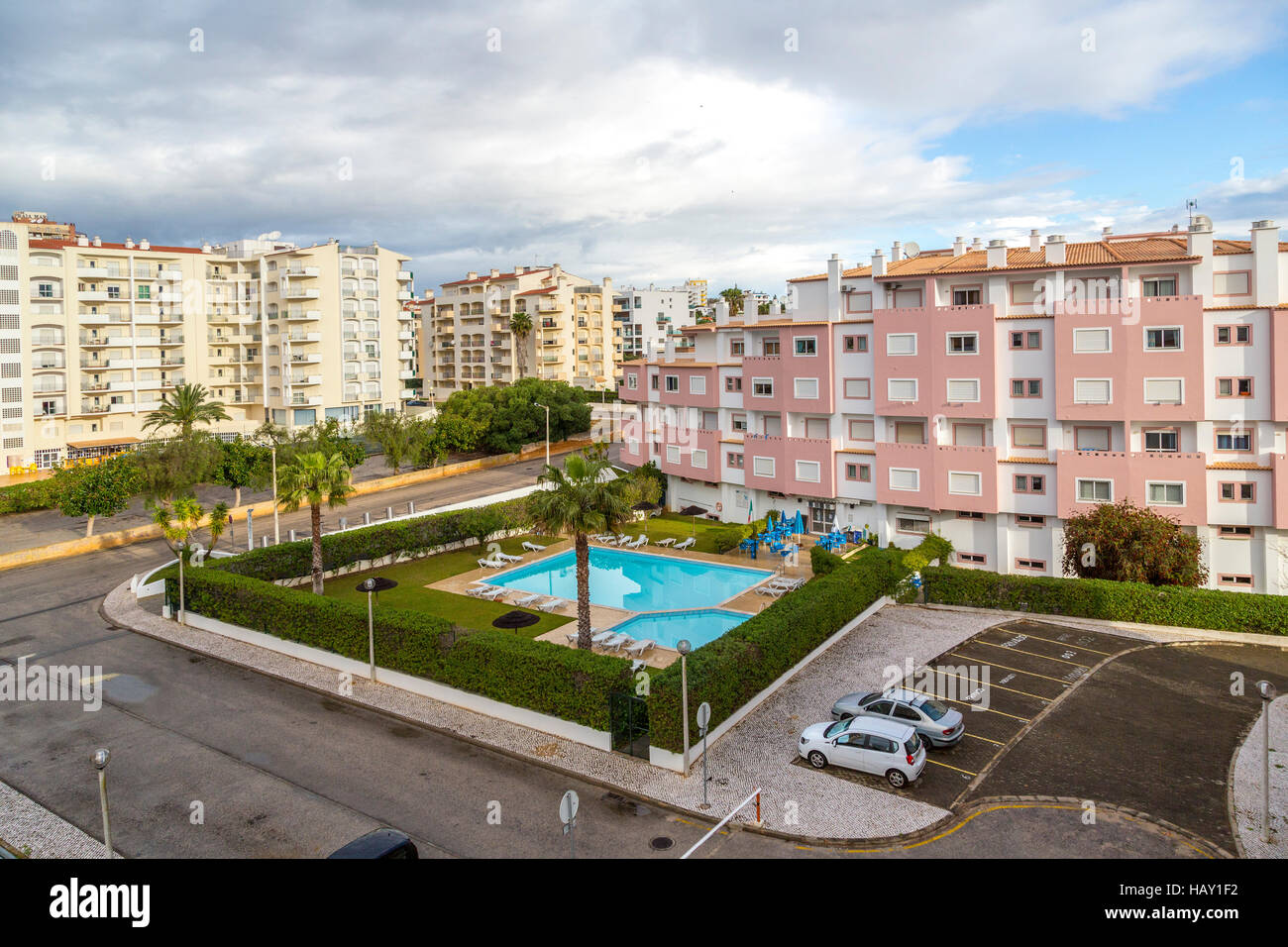 Alberghi con piscina e aree di parcheggio, Praia da Rocha, Algarve, PORTOGALLO Foto Stock
