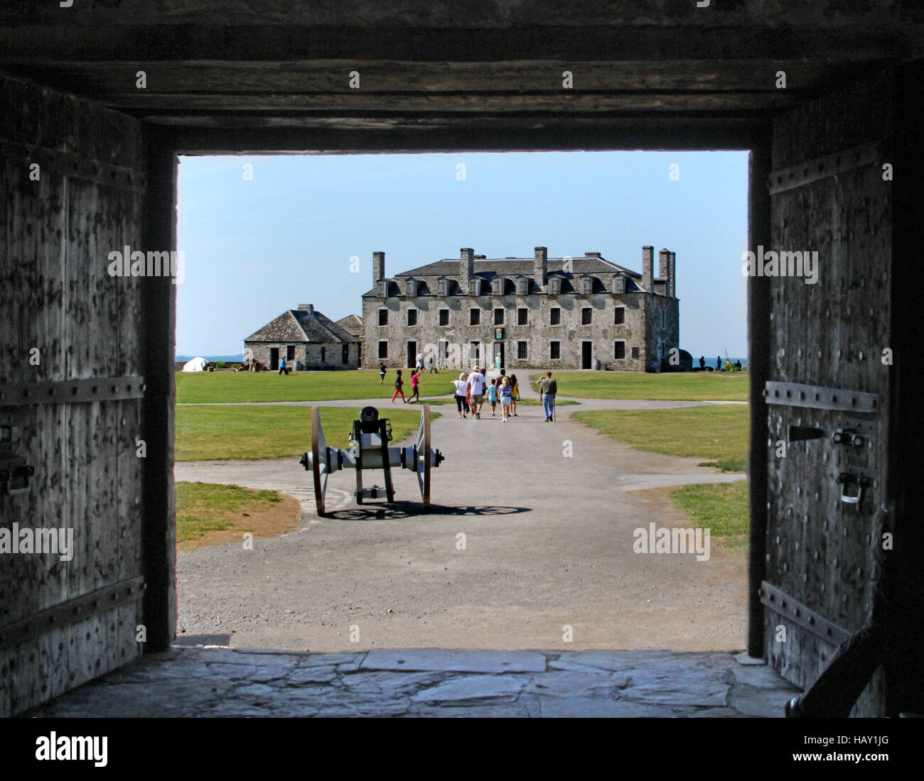 Old Fort Niagara fortificazione e cannon fotografato attraverso i portoni in legno per lo storico fort Foto Stock