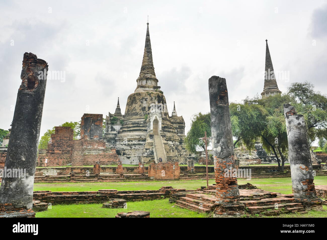 Tra le rovine di Ayutthaya antico regno della Tailandia Foto Stock