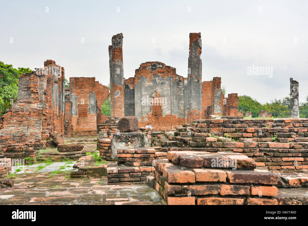 Tra le rovine di Ayutthaya antico regno della Tailandia Foto Stock