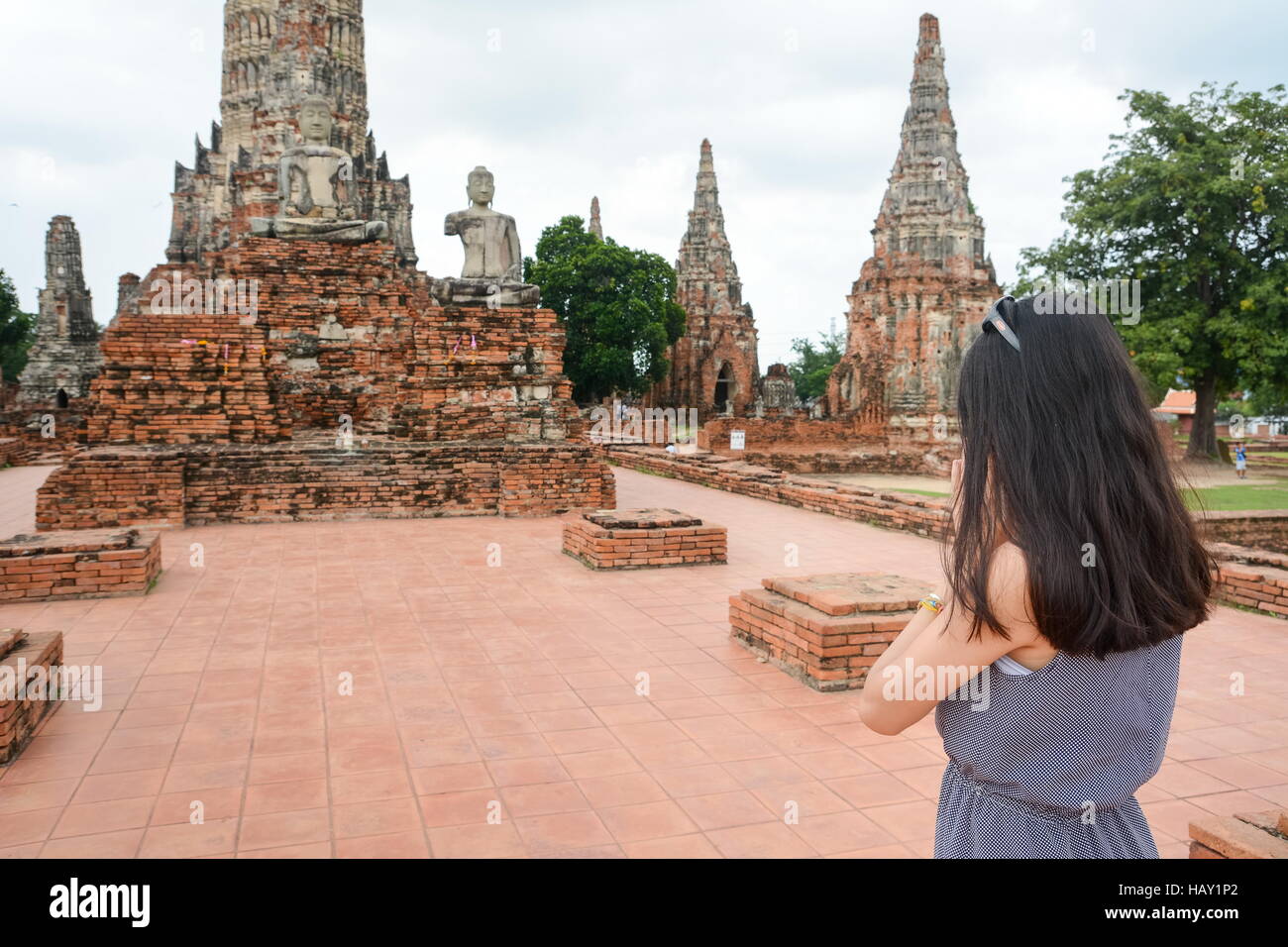 Ragazza pregando davanti al Buddha in Ayutthaya Thailandia Foto Stock