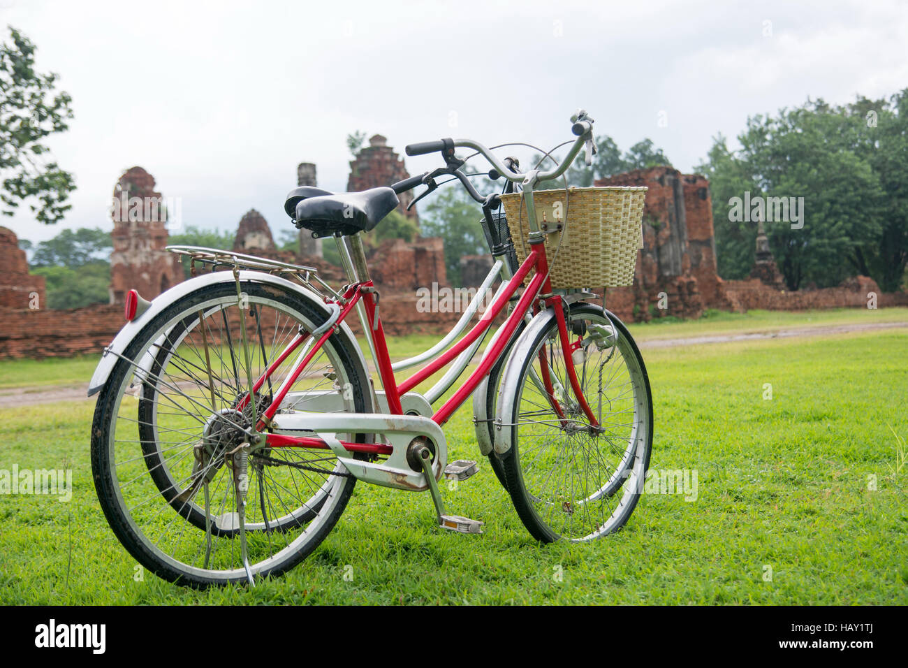 Tour in bicicletta tra le rovine di Ayutthaya antico regno della Tailandia Foto Stock