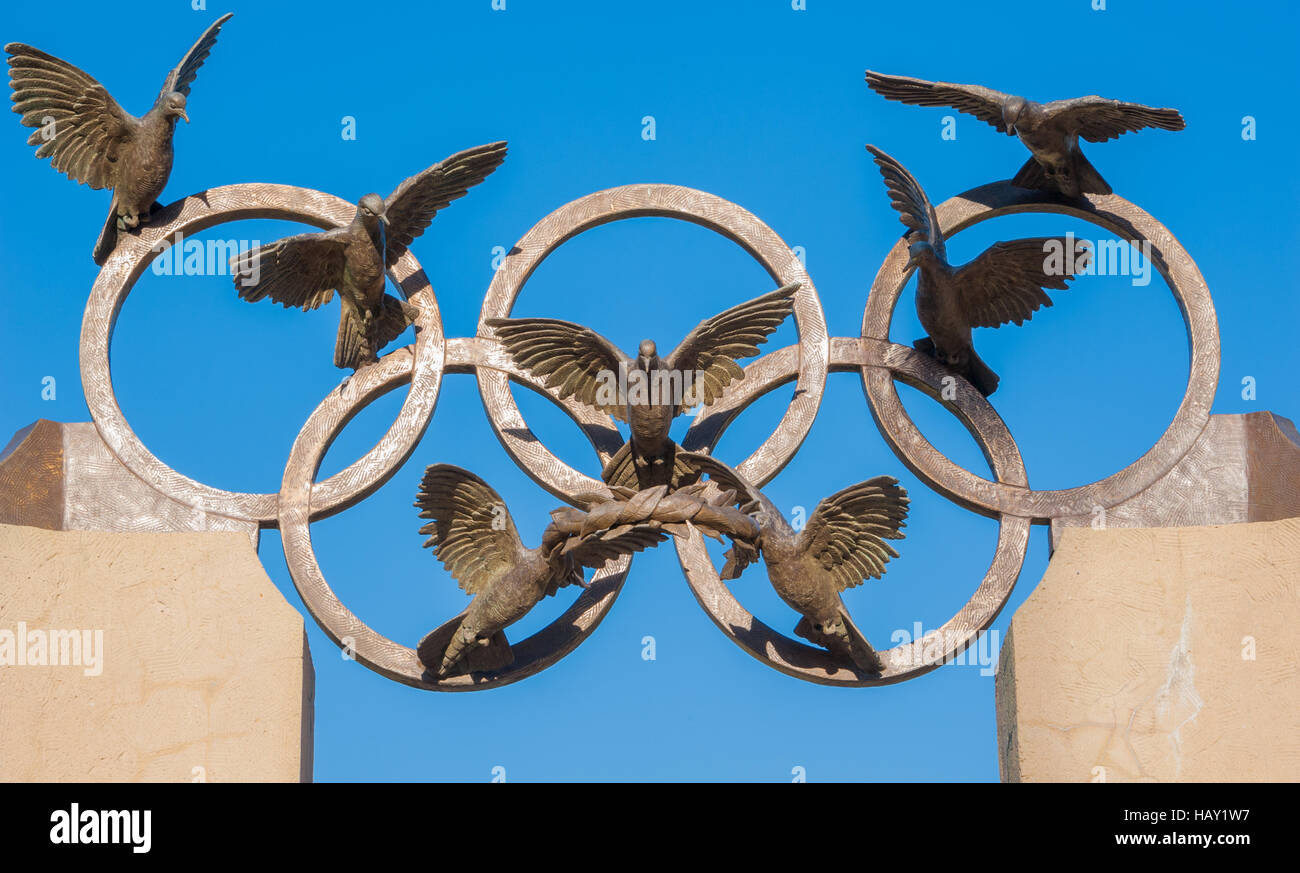 Anelli olimpici con colombe sopra la scultura in bronzo di Pierre de Coubertin, padre della moderna Olimpiadi di Atlanta, Georgia. Foto Stock