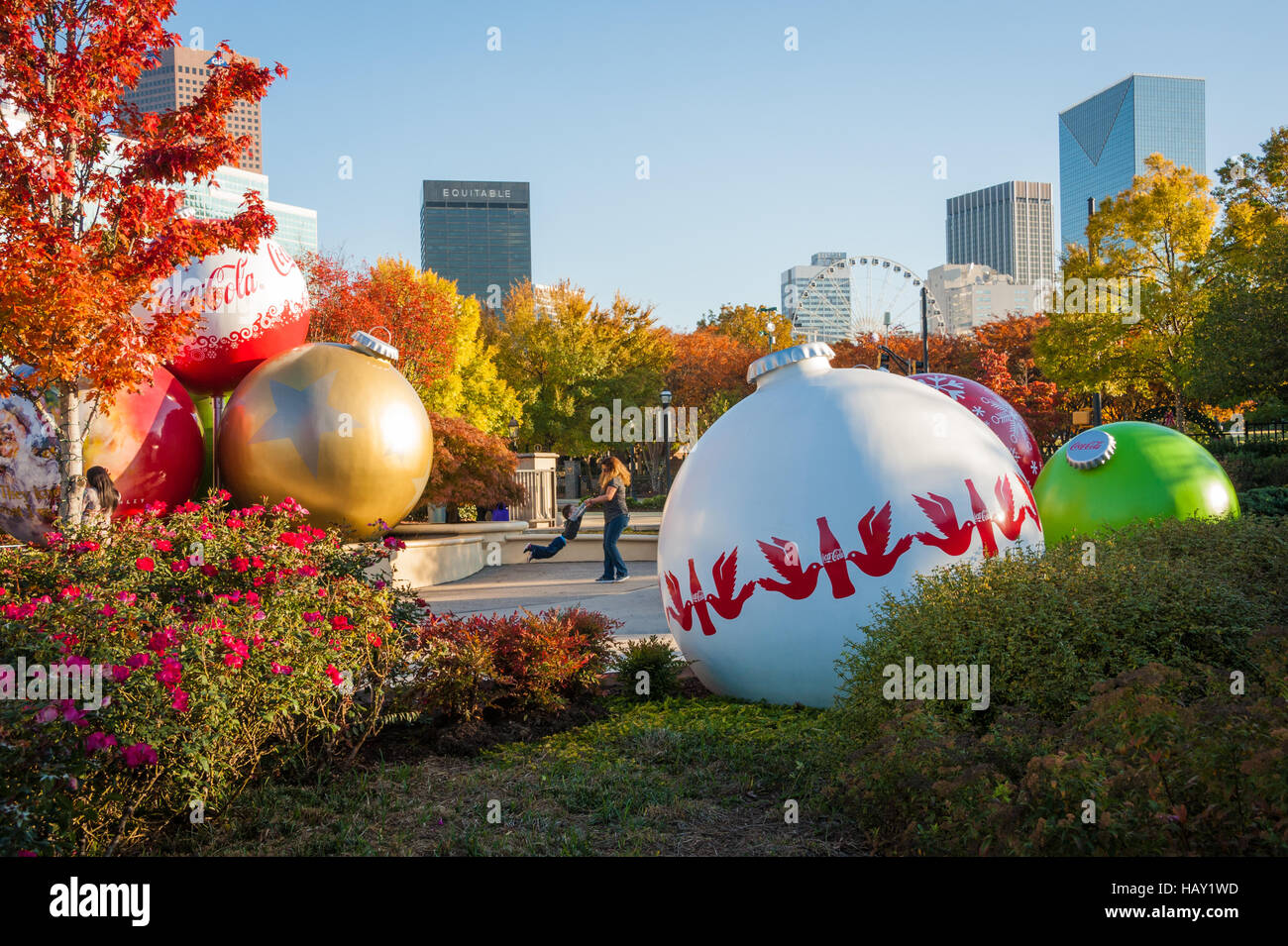 Madre e figlio godendo di una splendida giornata autunnale nel Mondo di Coca Cola courtyard at Centennial Olympic Park di Atlanta, GA. Foto Stock