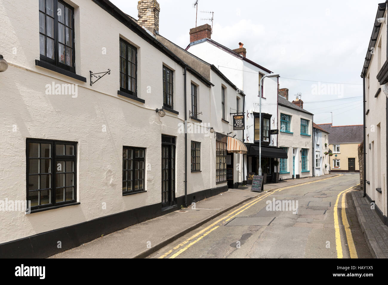 Strada stretta senza contrassegni di parcheggio, Caerleon, Wales, Regno Unito Foto Stock