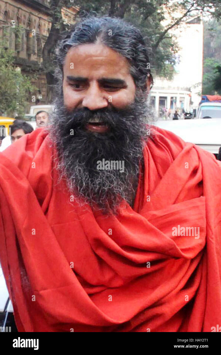 Kolkata, India. 03 Dic, 2016. Il Guru Yoga di Baba Ramdev incontra il Bengala Occidentale governatore K. N. Tripathi nel Raj Bhavan, Kolkata. © Saikat Paolo/Pacific Press/Alamy Live News Foto Stock