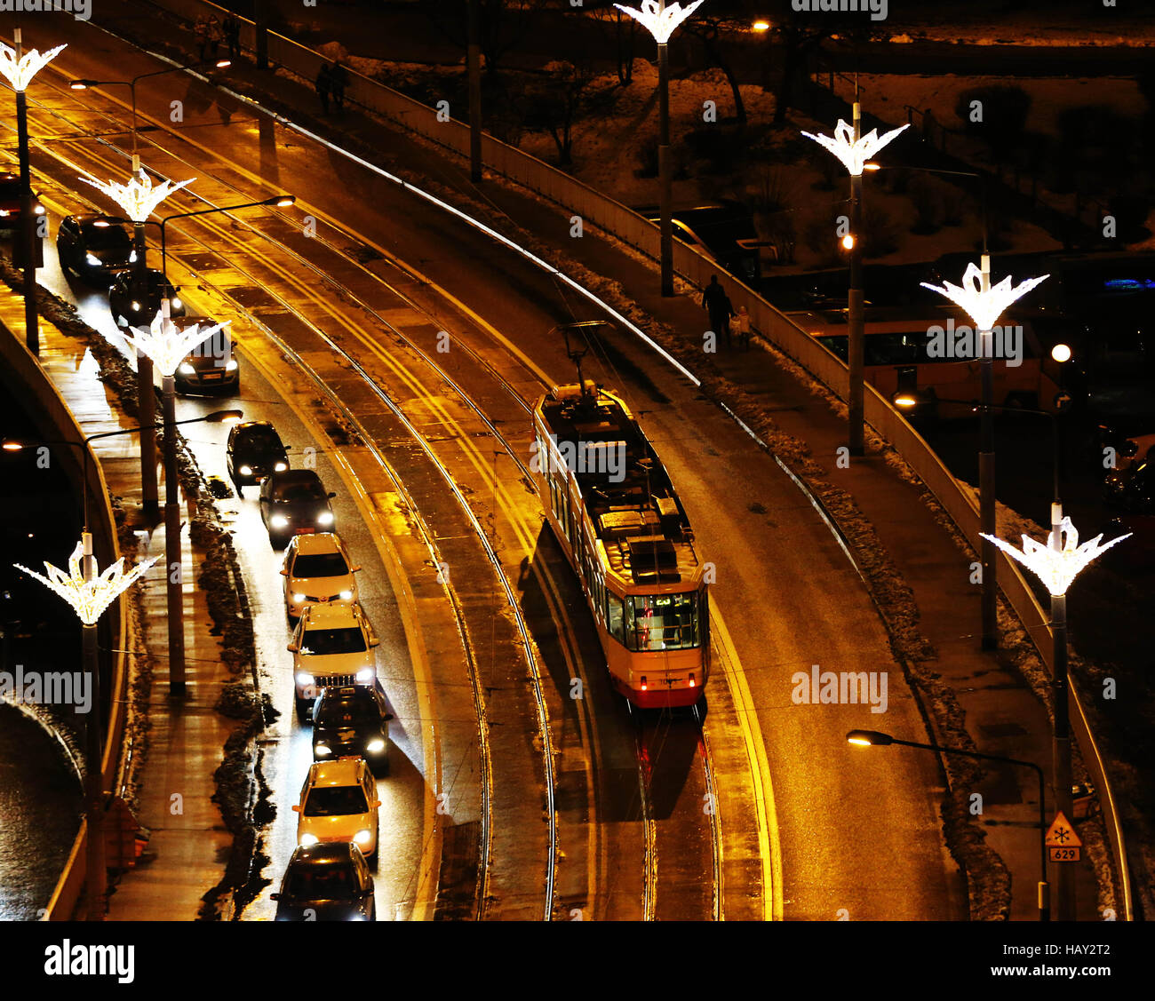 Varsavia, Polonia. 03 Dic, 2016. Migliaia di persone provenienti da tutta la Polonia e il mondo fu fatto per la piazza della città vecchia a Varsavia in Polonia per guardare l'illuminazione annuale dell albero di Natale a dicembre 03. Cerimonia di illuminazione dell'albero di Natale è stato accompagnato da fuochi d'artificio e la sfilata di un corteo nella città vecchia. Questo anno più di venti chilometri di Varsavia ha strade saranno decorate con luci di Natale. © Anna Ferensowicz/ Pacifico premere/Alamy Live News Foto Stock