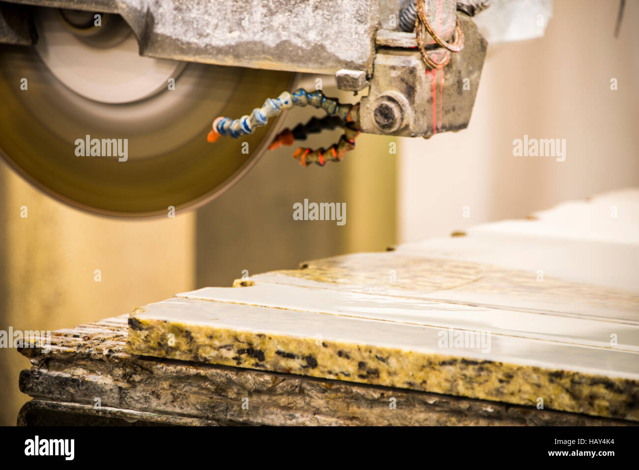 Getto di acqua il taglio alla macchina utensile la pietra per la cucina e il bagno di granito, marmo o ripiani di quarzo. Questa immagine può essere utilizzata come la fabbricazione di piastrelle per pavimento Foto Stock