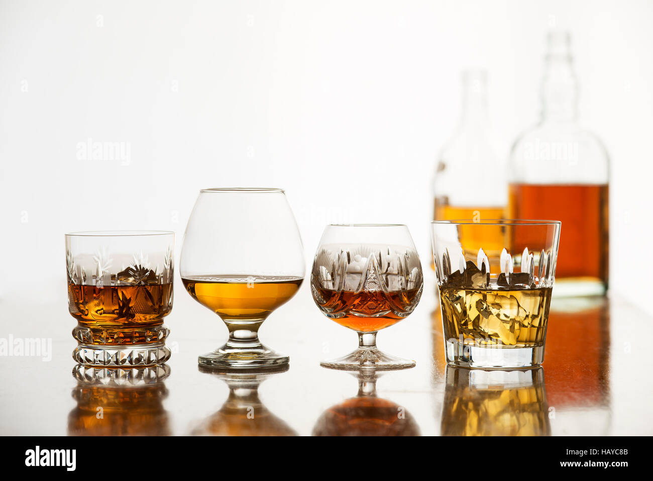 Whiskey bourbon, cognac e brandy su bianco Foto Stock
