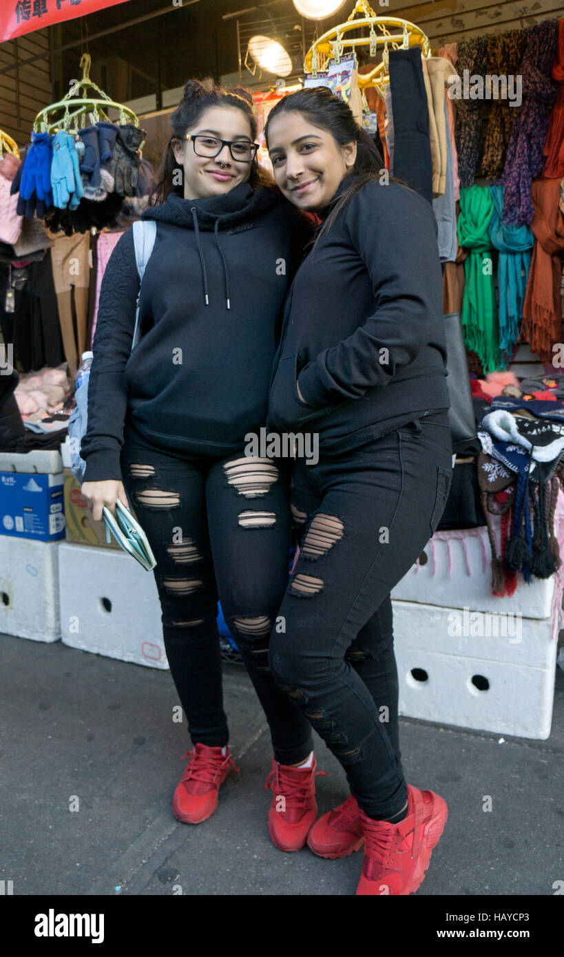 Due adolescenti che sono quasi identicamente vestite di Chinatown, downtown Flushing, New York City. Foto Stock