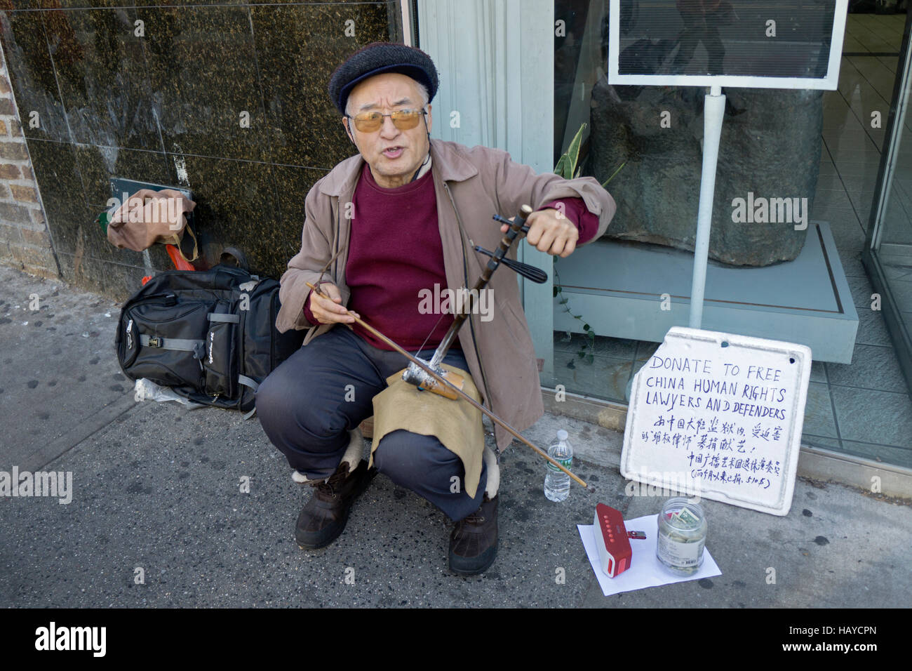 Un Cinese uomo americano la riproduzione del erhu e alla raccolta di fondi per il cinese dei diritti umani e degli avvocati difensori. La città di New York Foto Stock