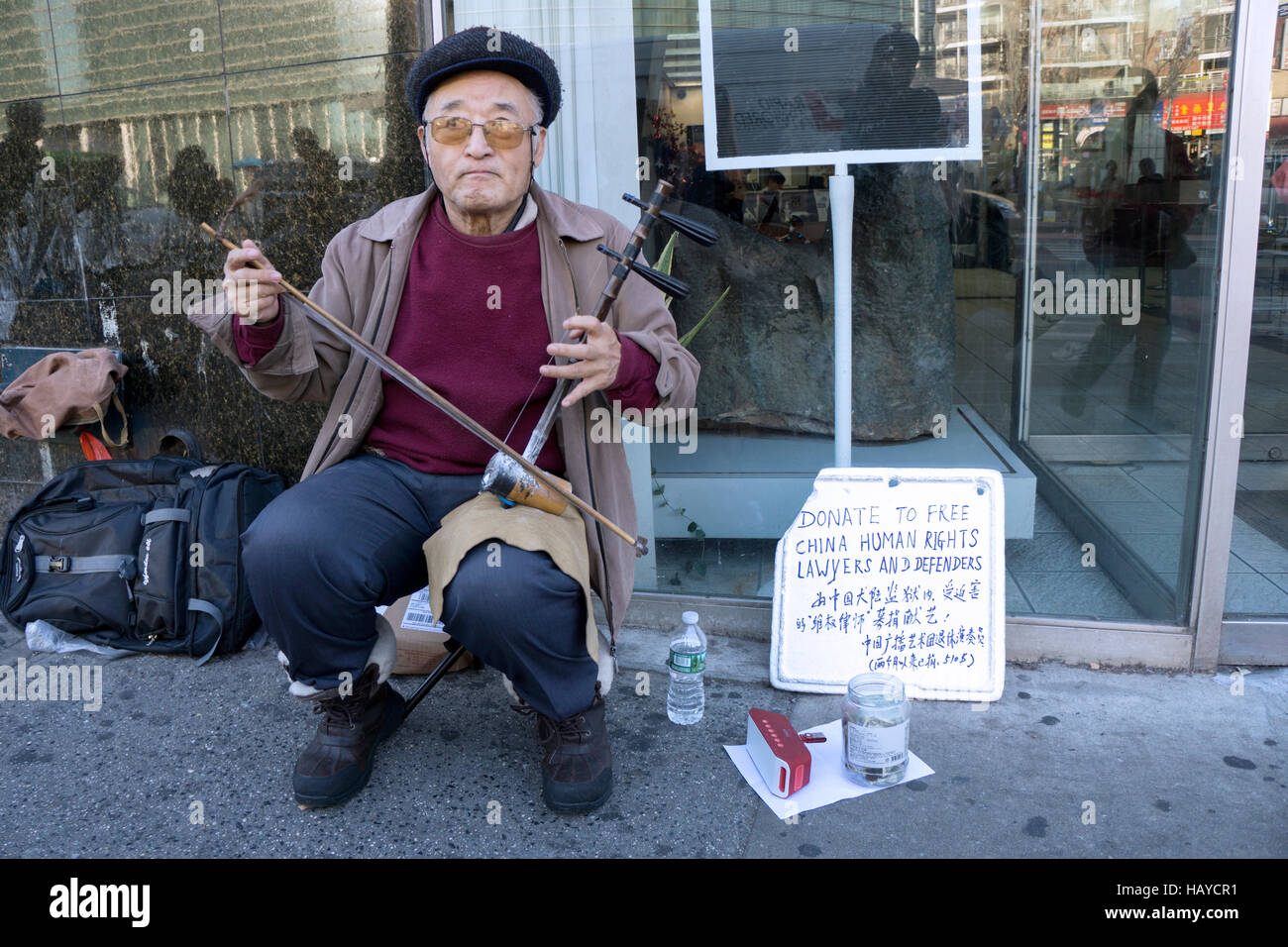 Un Cinese uomo americano la riproduzione del erhu e alla raccolta di fondi per il cinese dei diritti umani e degli avvocati difensori. La città di New York Foto Stock