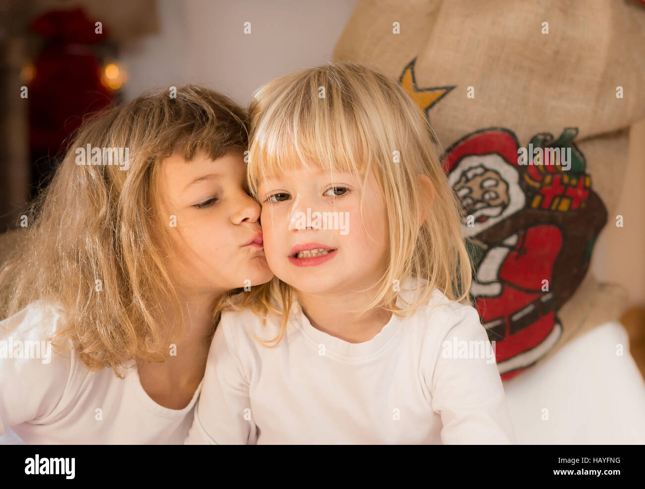 Piccoli elfi dando un bacio al suo collega Foto Stock