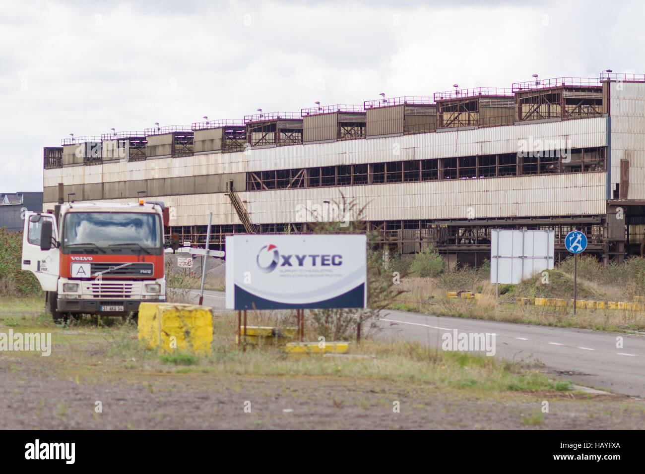 Carrello accanto alla abbandonata fabbrica di metallo Foto Stock