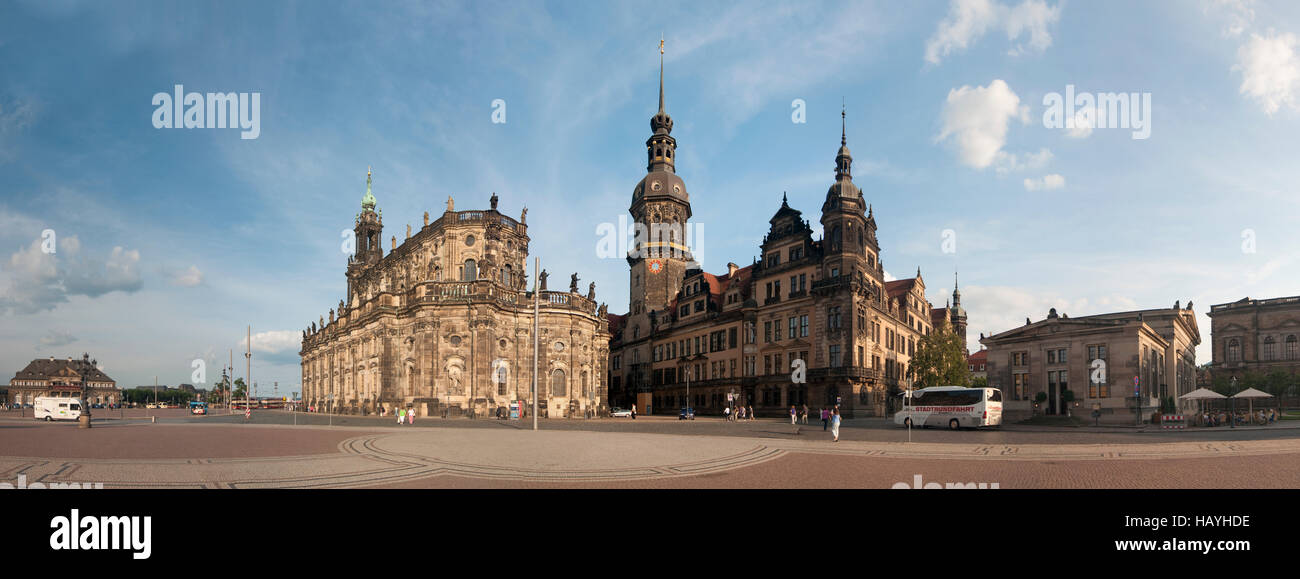 Dresda: la piazza del teatro con villaggio italiano, cattedrale (chiesa di corte), il castello con la casa torre e la città vecchia guardia (da sinistra a destra), , Sachsen, Sa Foto Stock