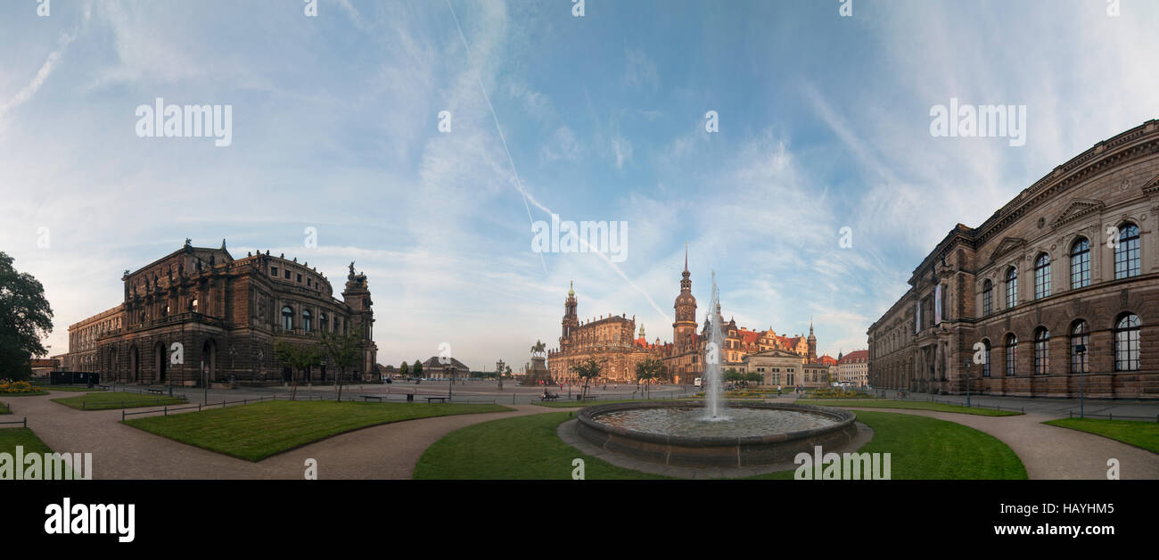 Dresda: la piazza del teatro con la Semperoper, cattedrale (Hofkirche), il castello con la casa torre e la pinacoteca di Zwinger (da sinistra a destra), , Foto Stock
