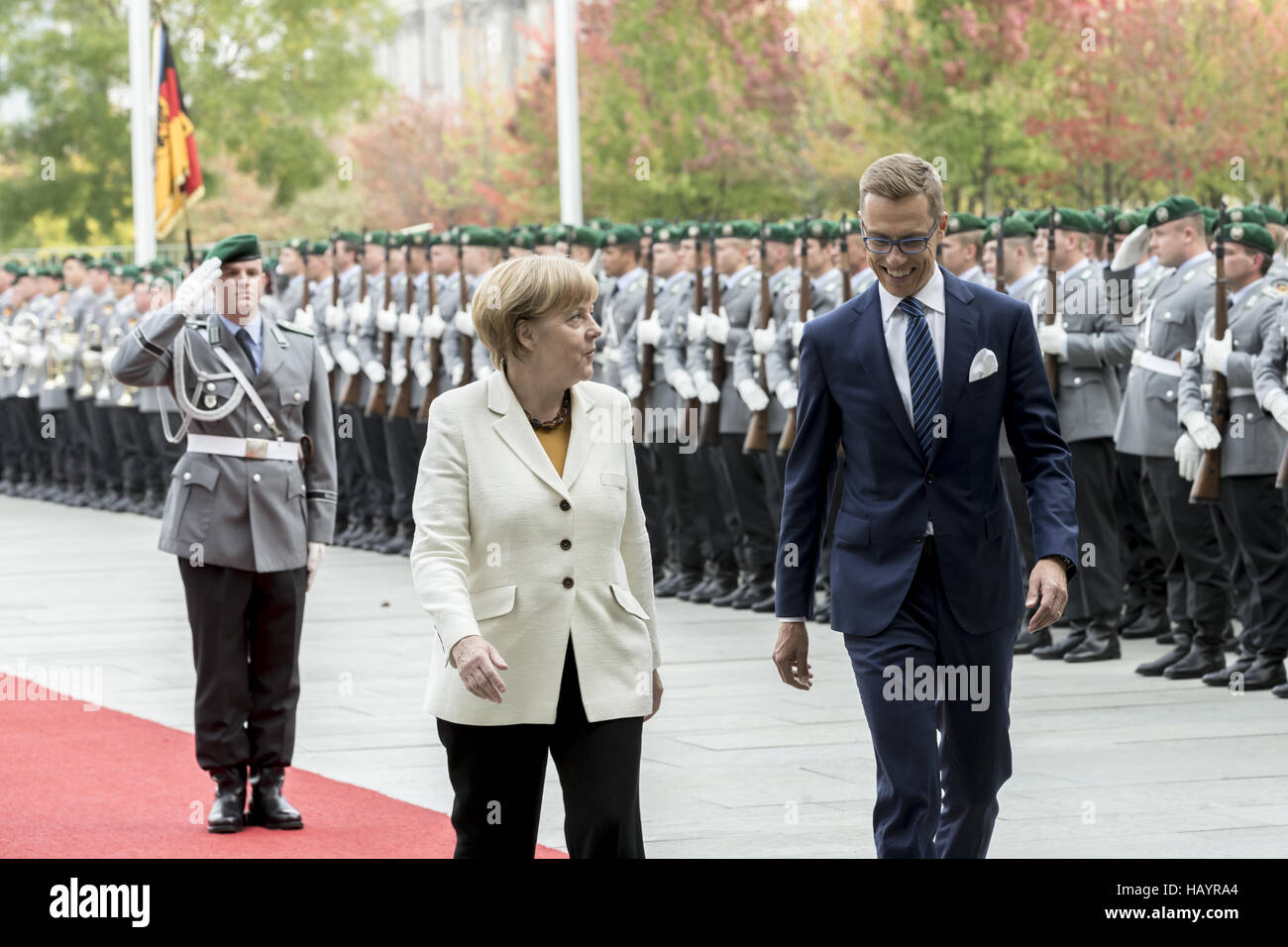 Merkel accoglie Stubb di Finlandia a Berlino. Foto Stock