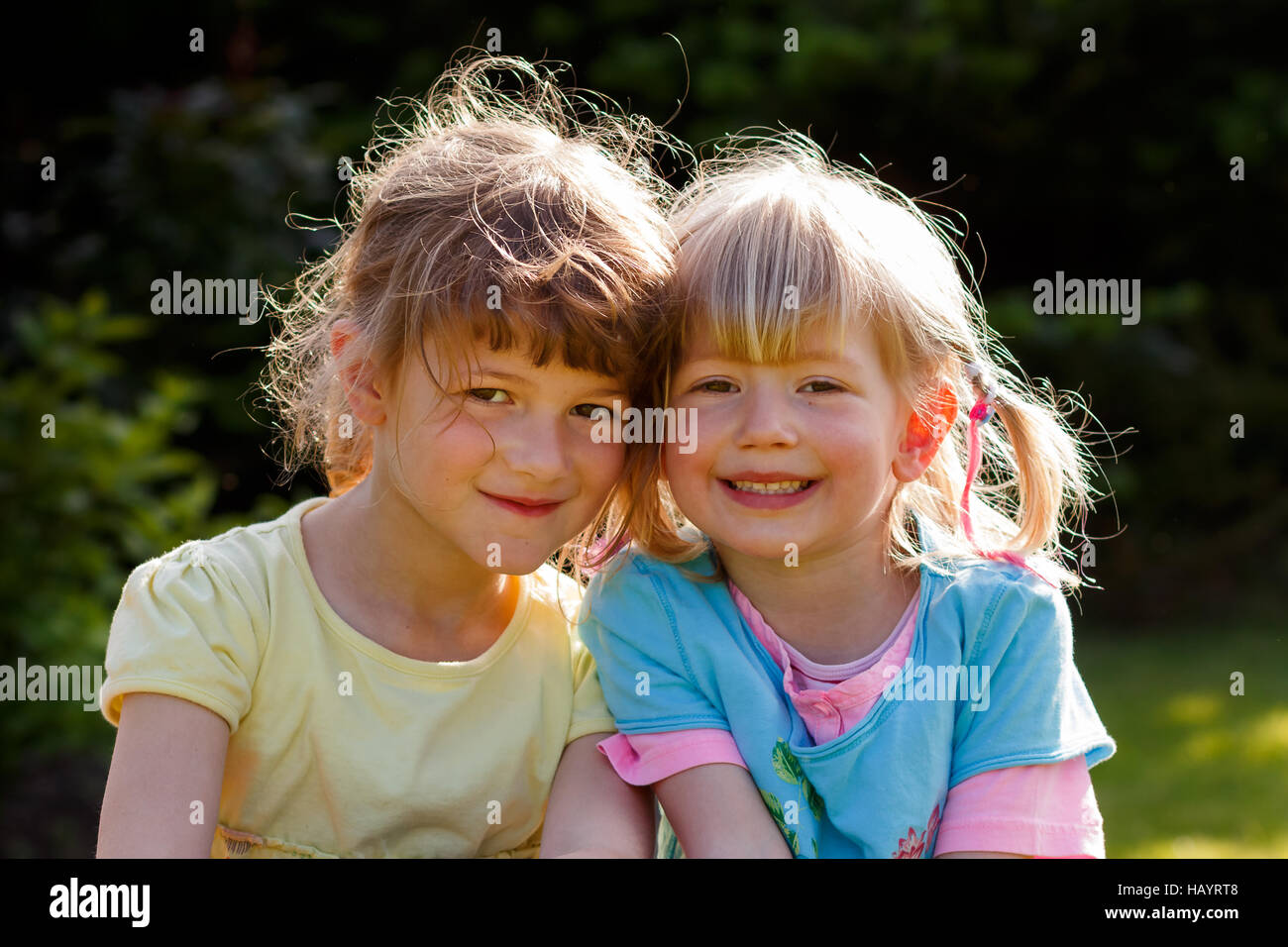 Due ragazze sorridenti a voi Foto Stock