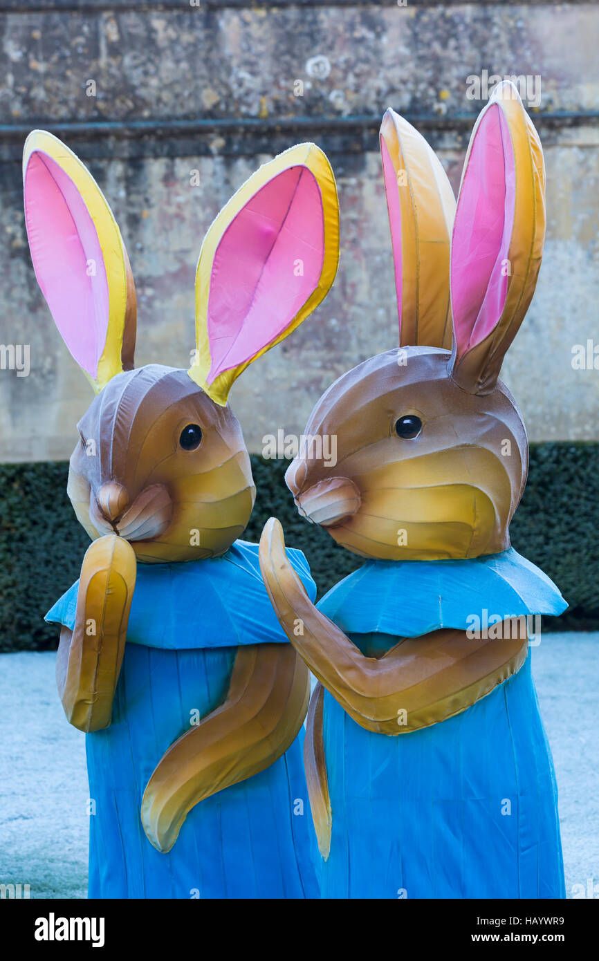 Festa di Natale della luce a Longleat per celebrare il Safari Park il cinquantesimo anniversario con il tema di Beatrix Potter. Bunny conigli in giardino Foto Stock