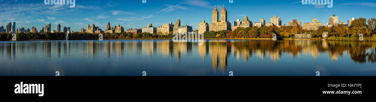 Caduta di Central Park a Jacqueline Kennedy Onassis serbatoio. Panoramica di mattina presto vista sulla Upper West Side di Manhattan, New York City Foto Stock