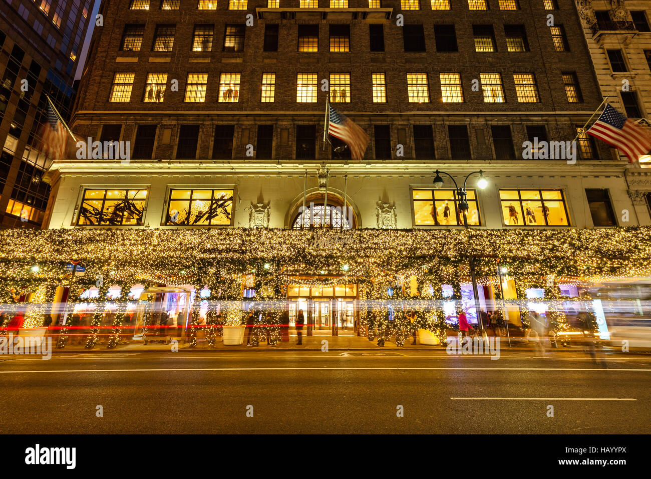 Signore & Taylor (Department Store) con le luci di Natale e decorazioni di vacanza. Quinta Avenue, Midtown Manhattan, a New York CIty Foto Stock