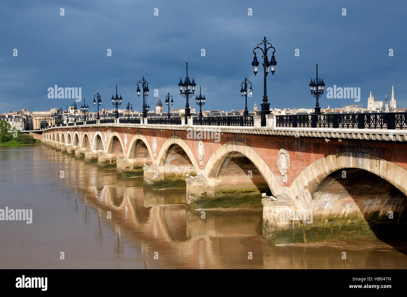 Il Pont de Pierre attraversa il fiume Garonna, Bordeaux, Nouvelle Aquitaine, Francia, Europa Foto Stock