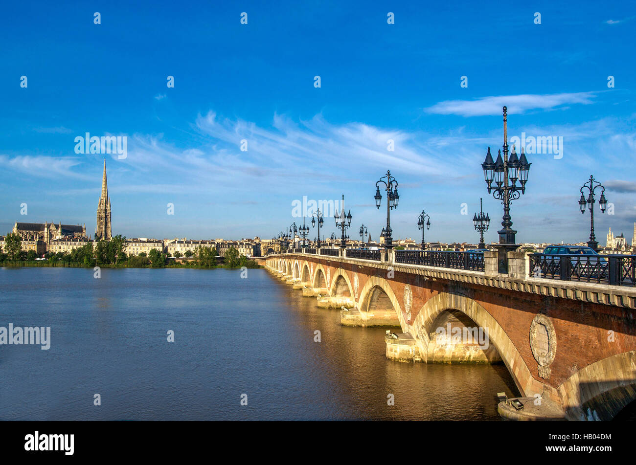 Il Pont de Pierre attraversa il fiume Garonna, Bordeaux, Nouvelle Aquitaine, Francia, Europa Foto Stock
