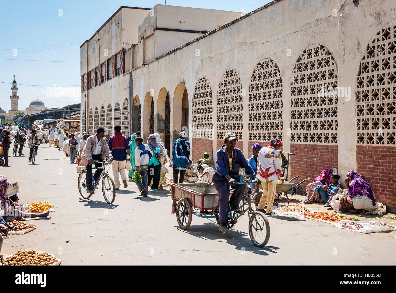 Strada nel mercato centrale zona dello shopping della città di Asmara eritrea Foto Stock