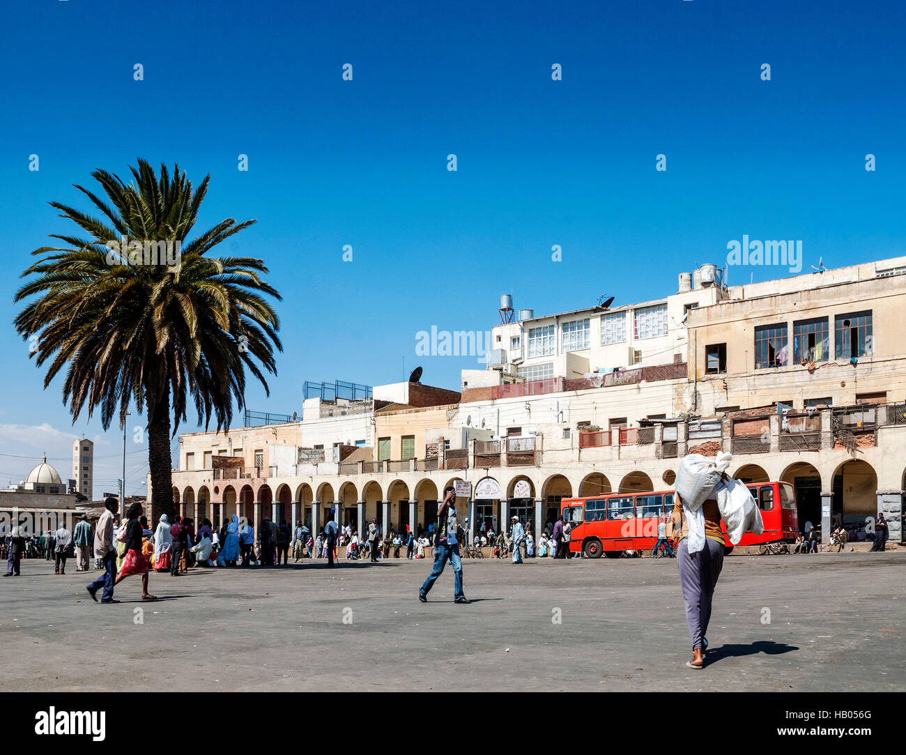 Strada nel mercato centrale zona dello shopping della città di Asmara eritrea Foto Stock