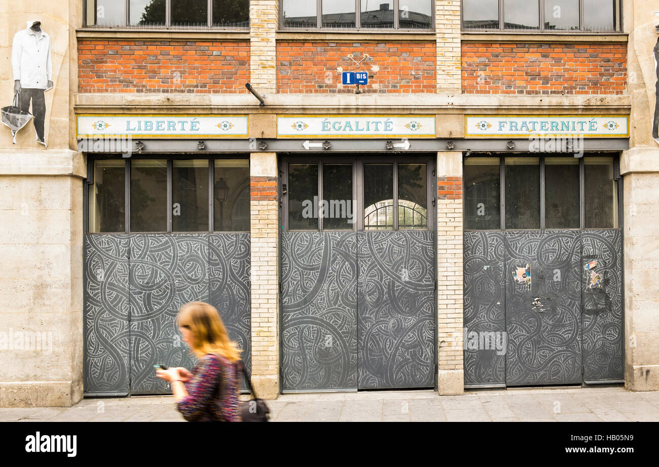 Liberté, egalité, fraternité  iscrizione sulla facciata del marché des Blancs Manteaux mercato, rue des hospitalieres Saint-gervais, quartiere Marais Foto Stock