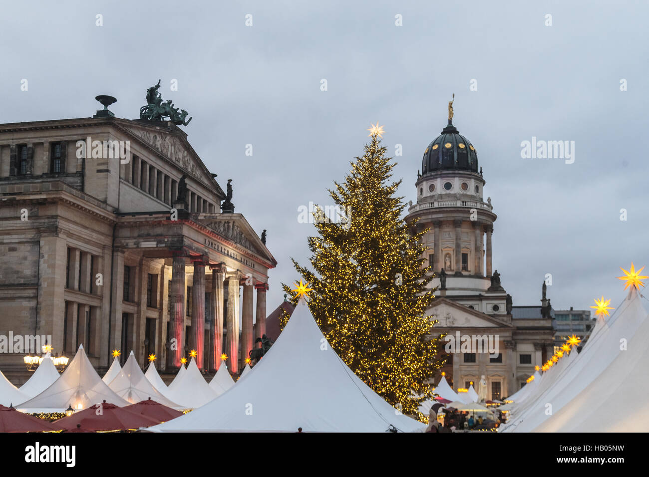 Mercatino di Natale in piazza Gendarmenmarkt a Berlino. Foto Stock