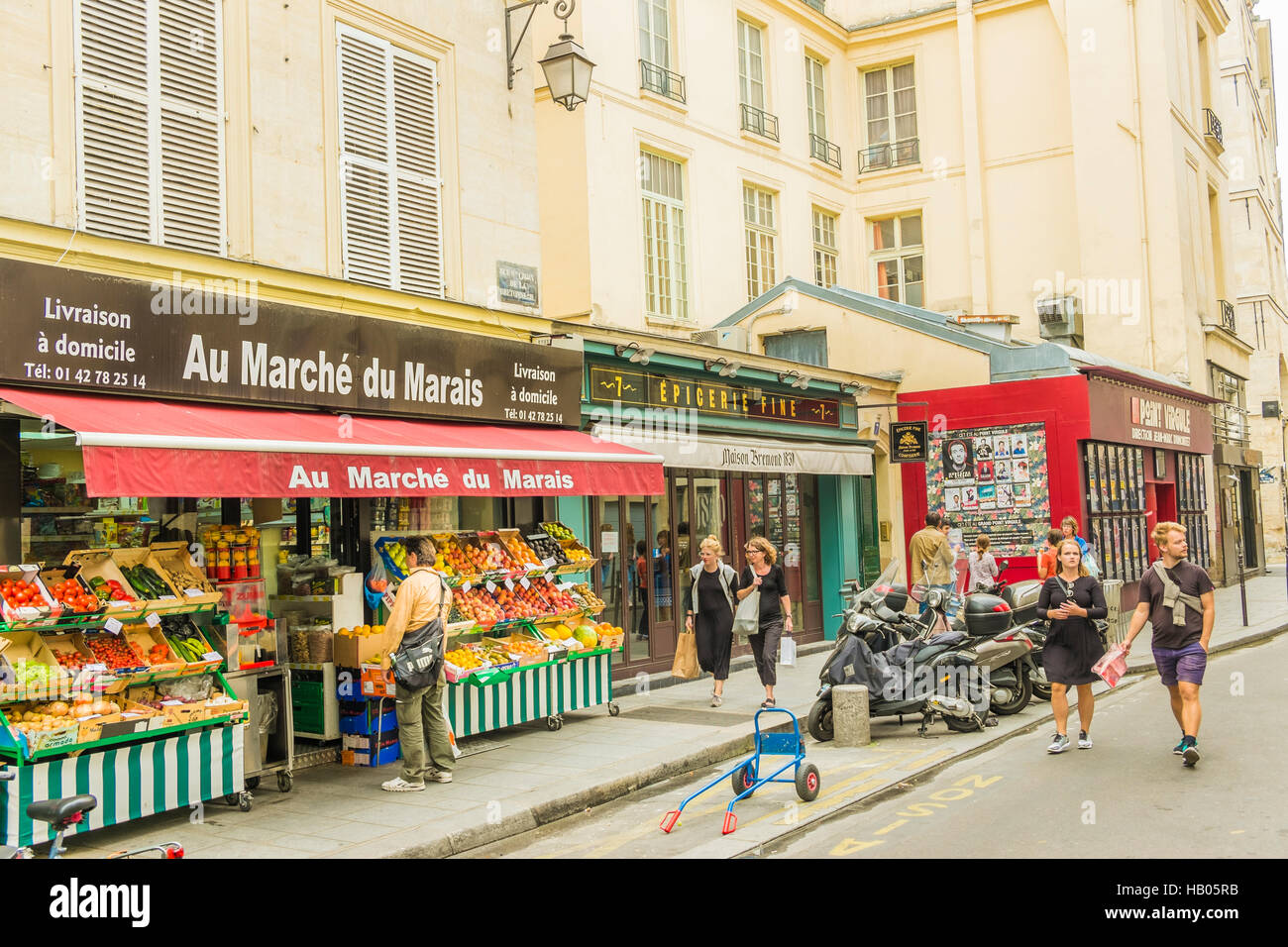 Scena di strada di fronte  au marché du marais , fruttivendolo, quartiere Marais Foto Stock