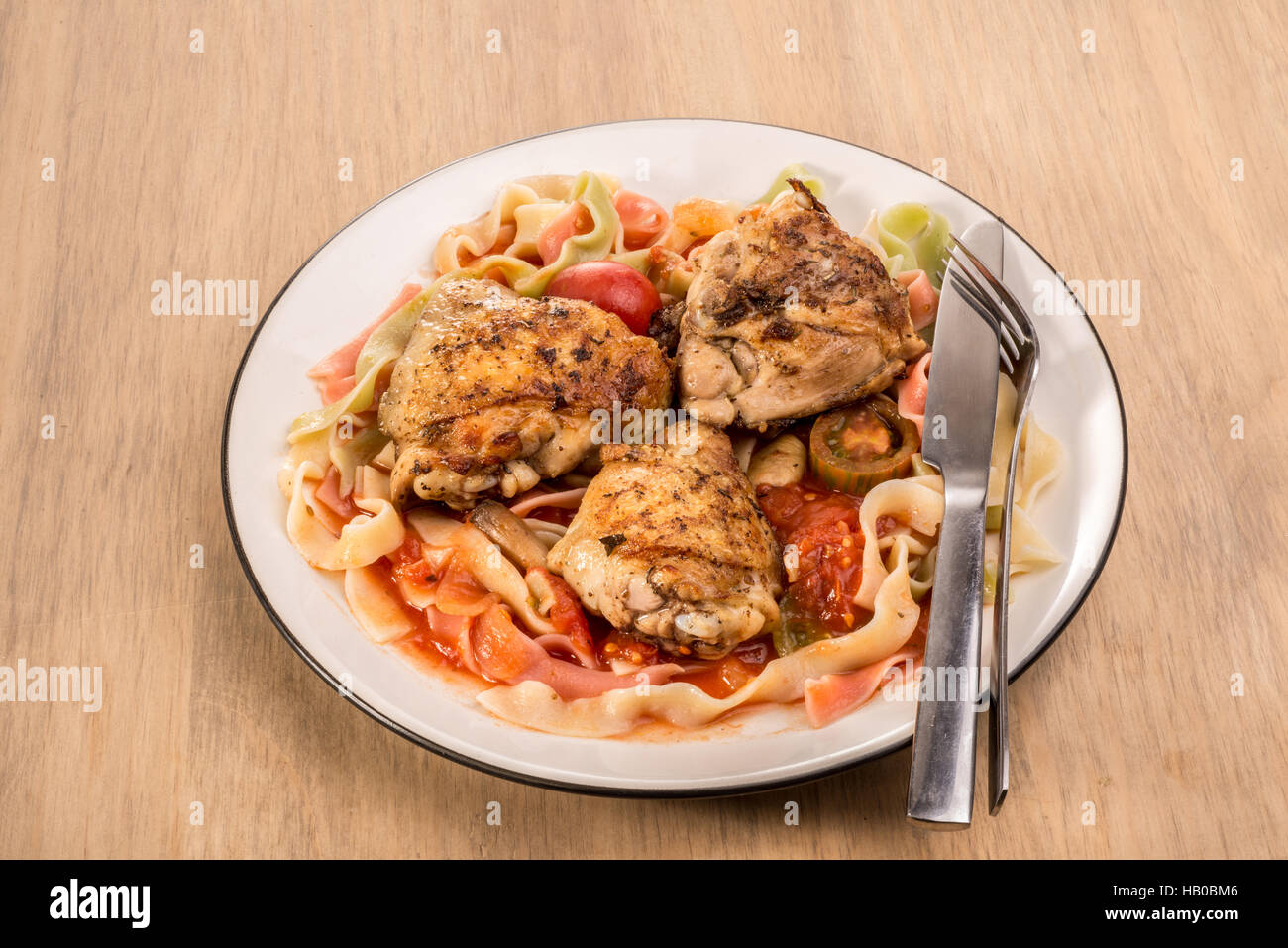 Fettuccine e pollo piatto di pomodoro Foto Stock