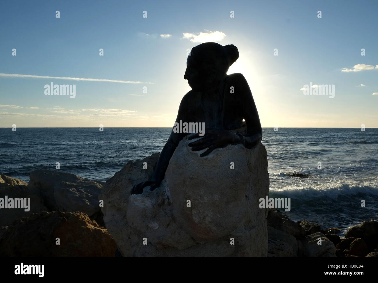 "Sol Alter" da Giota Ioannidou, questa scultura o statua si siede accanto alla Paphos sentiero costiero vicino a Paphos Fort al porto di Paphos Foto Stock