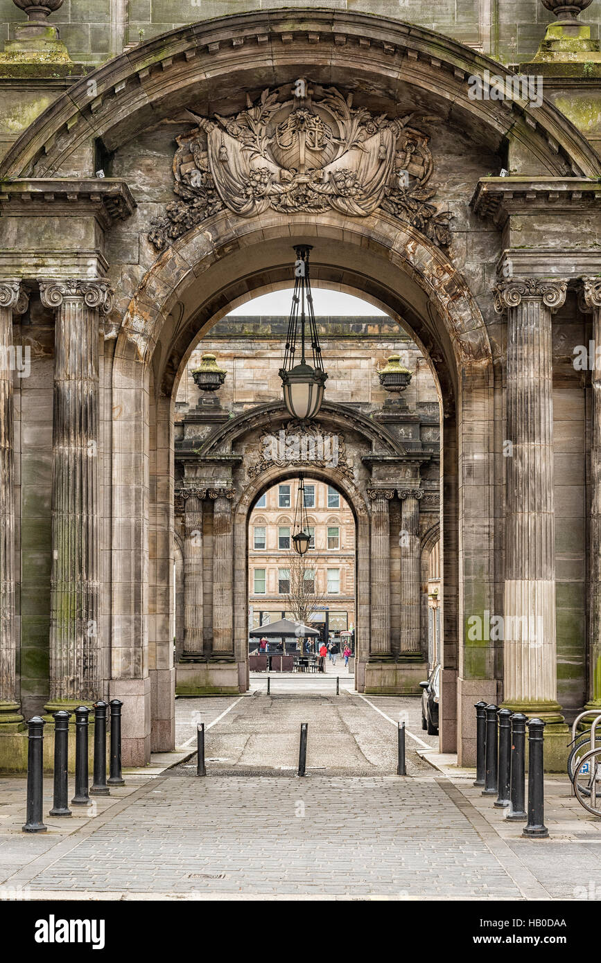 Il veicolo lato entrate per la City Chambers in George Square, Glasgow, Scozia Foto Stock