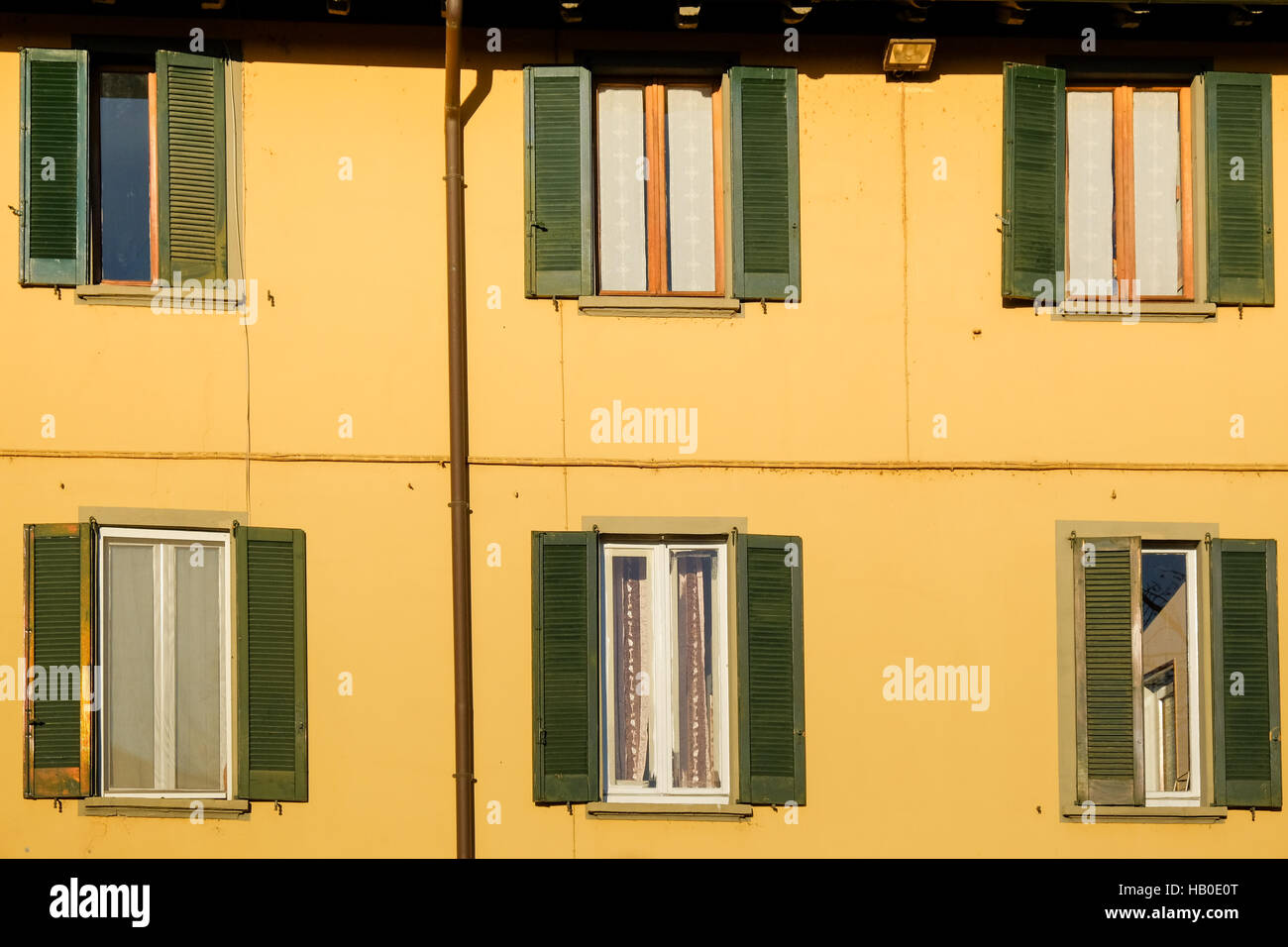 Giuro che vedo una faccia in ogni finestra Foto Stock
