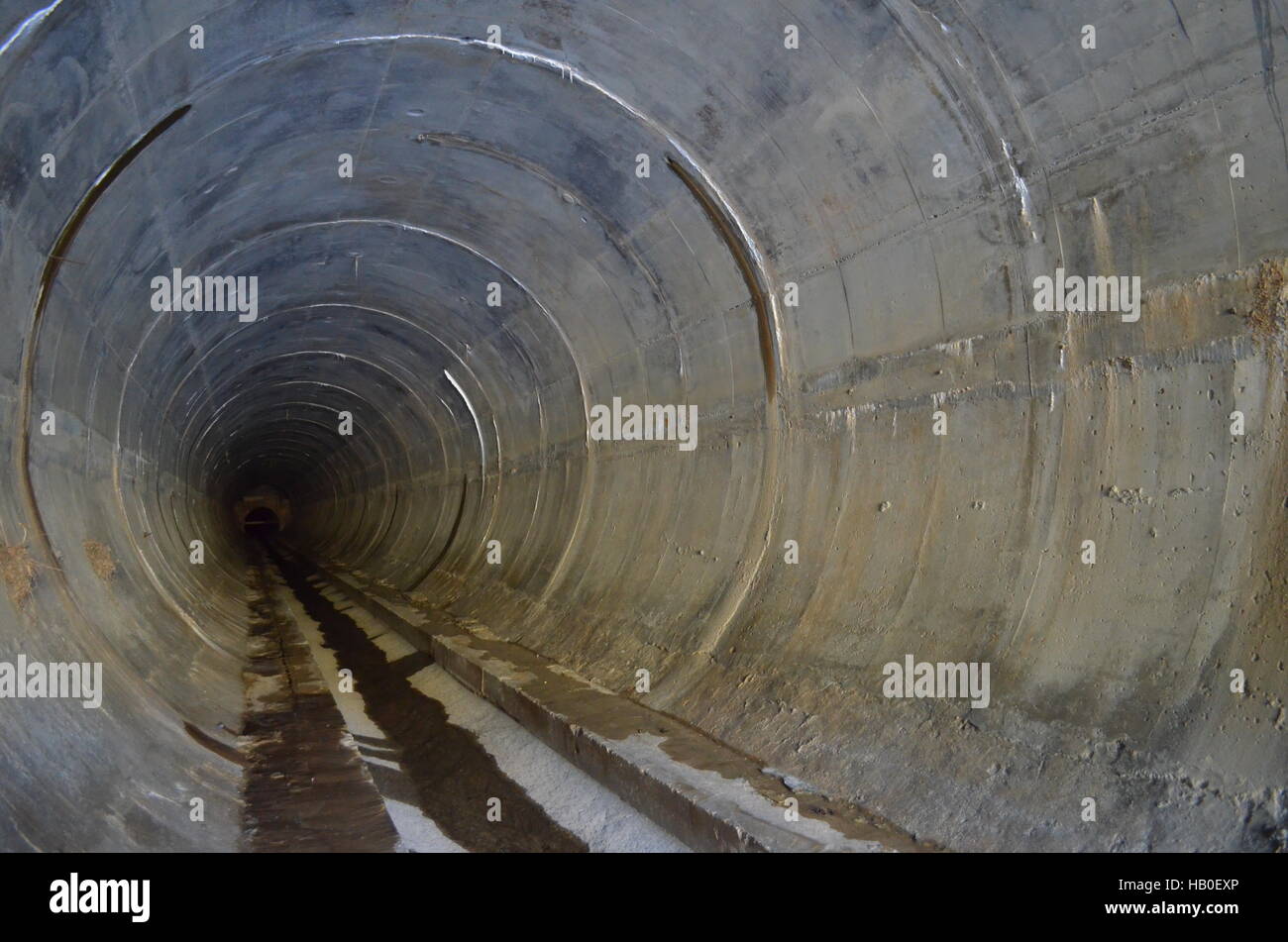 Esplorazione urbana all'interno di un tunnel Foto Stock